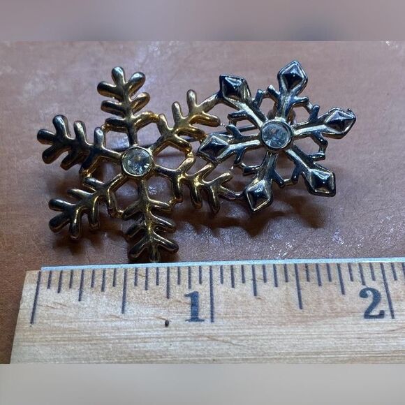 Snowflake Brooch Pin Rhinestone Gold Tone Silver Tone Holiday Winter Jewelry 2” - Picture 3 of 3